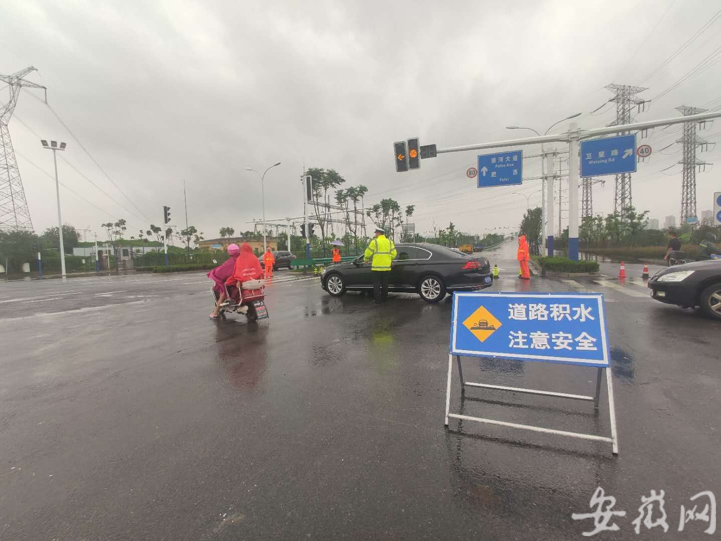 烟台蓬莱突降大雨 道路积水严重